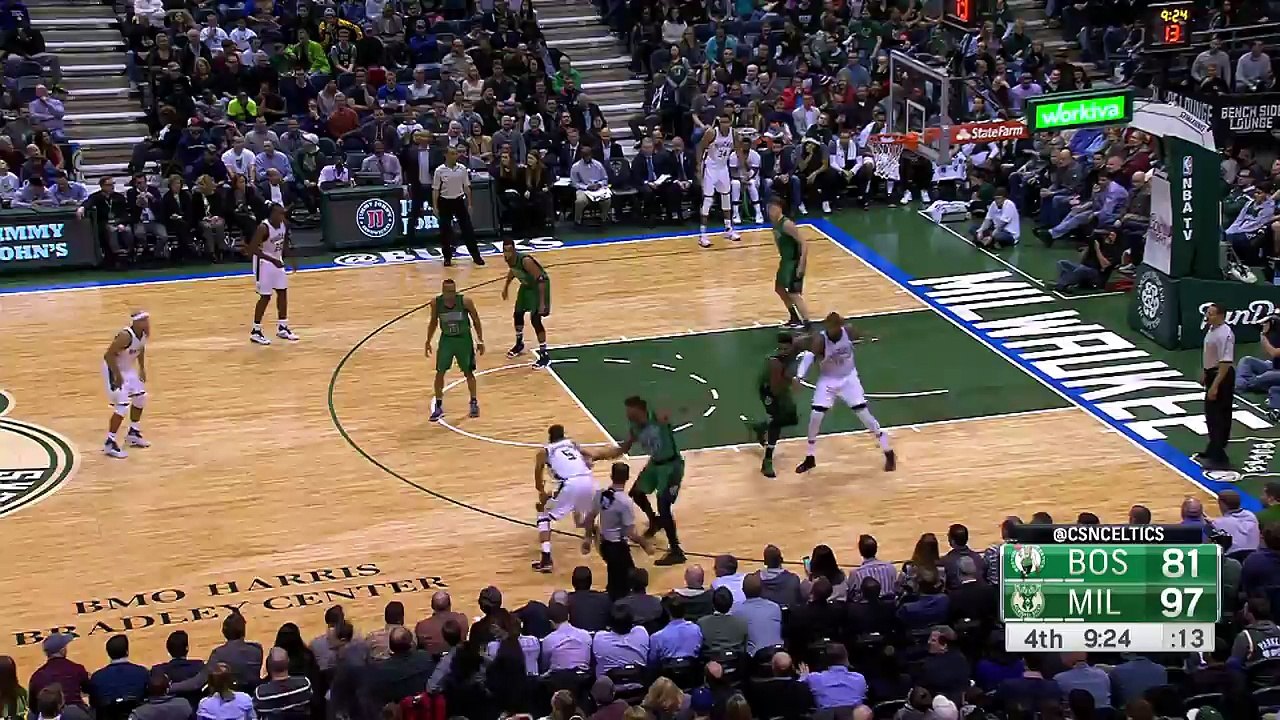 Giannis Antetekoumpo Cuts Baseline for the Slam!