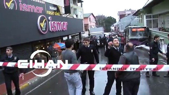 Belediye otobüsü kalabalığın arasına daldı