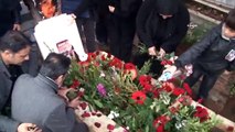 Özgecan'ın mezarını ziyaret eden anne babası kızları için gözyaşı döktü