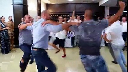 Când au intrat în sală oamenii nu știau la ce să se aștepte... Acești tineri au făcut un spectacol de zile mari!