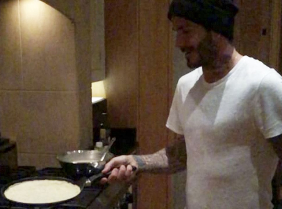 Exclu Vidéo : David Beckham : Il fait mieux sauter les crêpes que son fils Brooklyn !