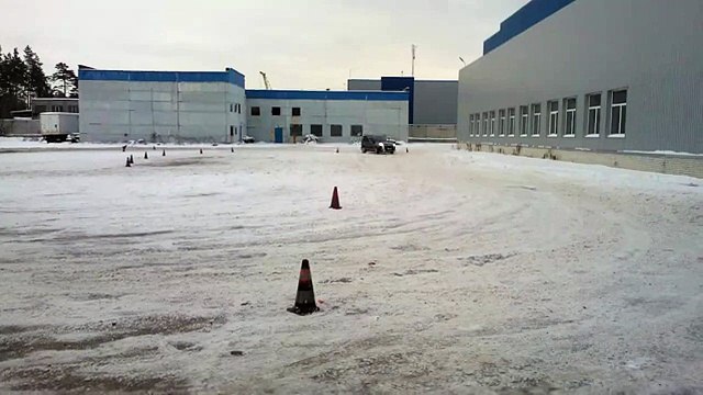 Прохождение поворота с контрсмещением от Центра вождения Карбон carbon.co.ua