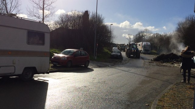 Crise agricole. Les agriculteurs en nombre devant Lidl Ploumagoar