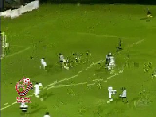 مسعف برازيلي يمنع مرمى فريقه من استقبال هدف بطريقة كوميدية