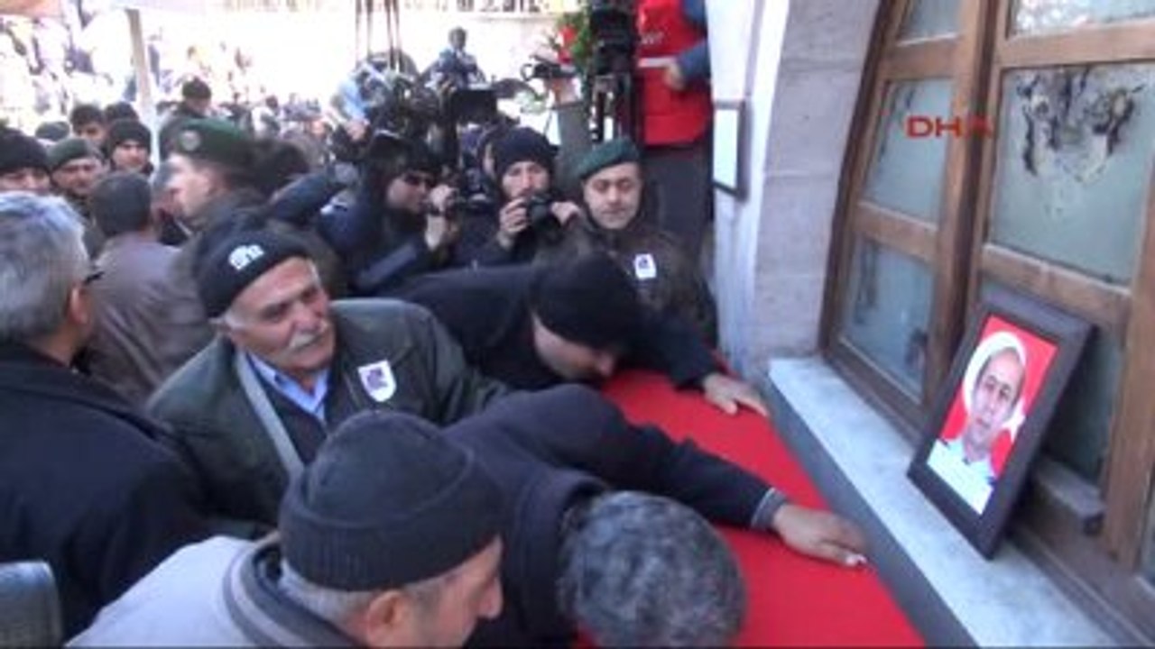 Sivas Şehit Özel Harekat Polisi Osman Yurt'un Cenazesi Gözyaşları Arasında Toprağa Verildi