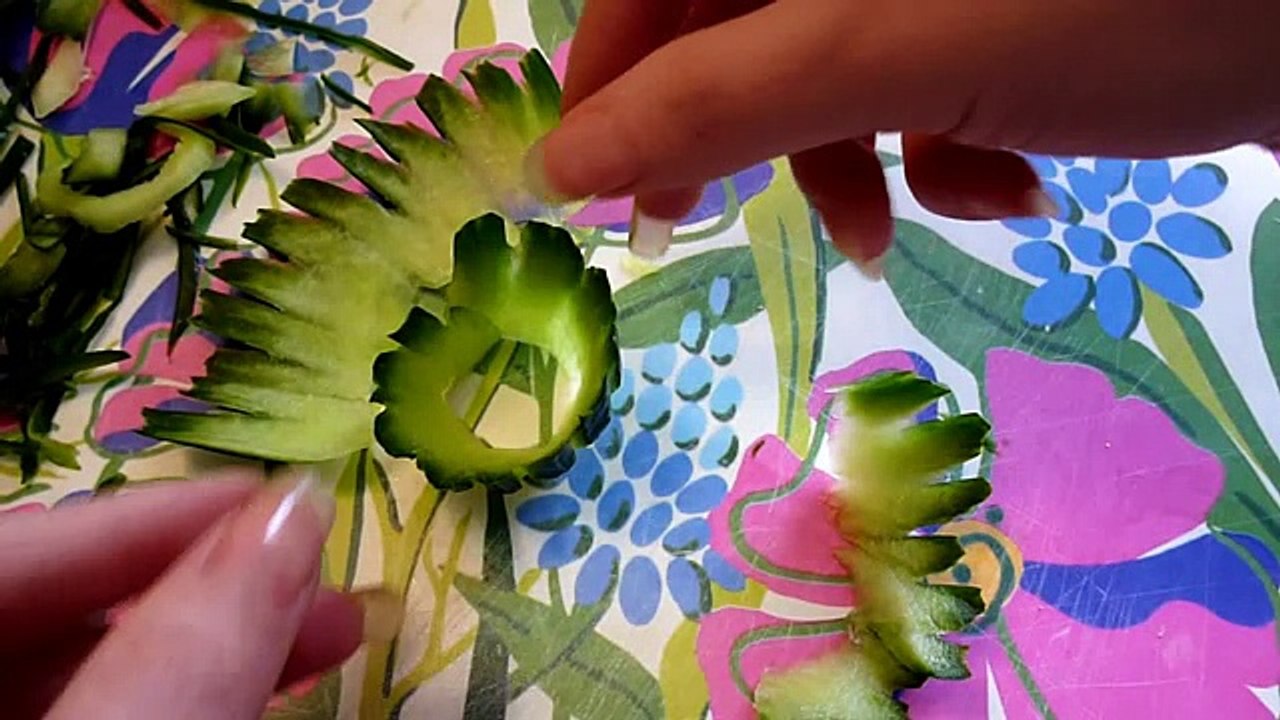 Цветок из огурца и помидора. Decoration of vegetables Украшения из овощей