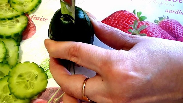 Цветок из огурца. Flower of Cucumber. Decoration of Cucumber. Украшения из огурца