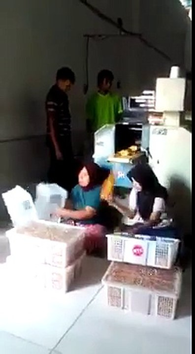 Look at the speed these 2 ladies...