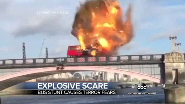 PANIK NE LONDER TEKSA SHPERTHEN NJE AUTOBUS PER XHIRIMET E NJE FILMI LAJM