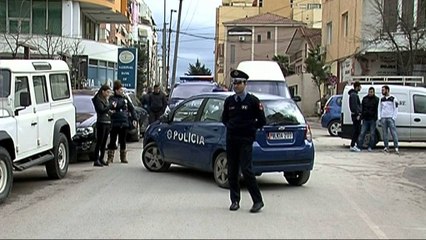 PAMJET EKSKLUZIVE TE PAKOS EKSPLOZIVE QE BIE NGA MAKINA E BIZNESMENIT LAJM