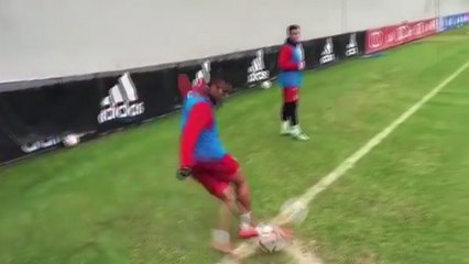 Zap Foot du 10 février: le coup du foulard de Douglas Costa, le but exceptionnel de Clichy, le penalty manqué de Xavi etc