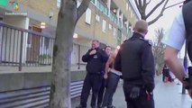 Il se pisse dessus en se faisant arrêter par la police