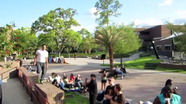 Паркур, акробатика и бег по улицам с прыжками