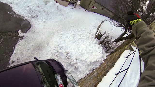 Dylan Florit skie dans les rues de la Grave