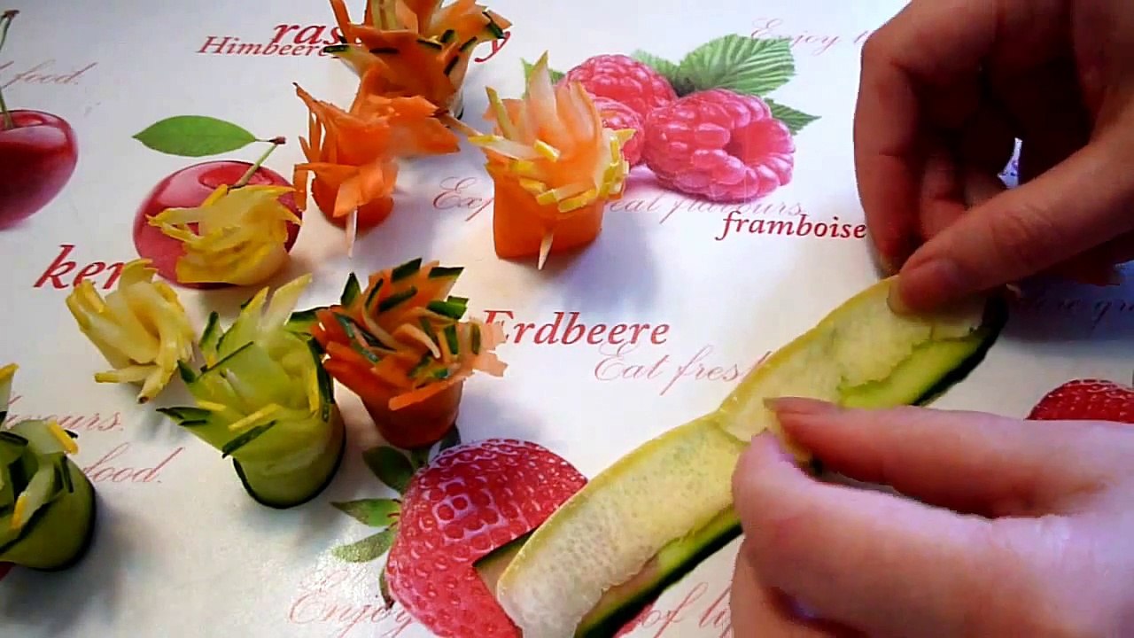 Украшения из овощей. Цветы из моркови, огурца и кабачка. Decoration Of Vegetables