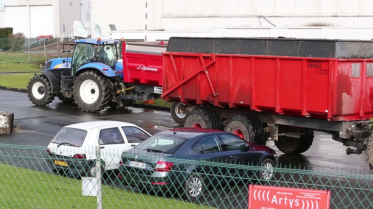 Les agriculteurs bloquent la centrale d' achat d' Auchan à Neuville en Ferrain