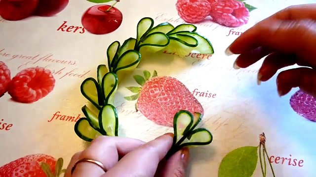 Украшения из овощей. Украшения тарелки. Карвинг помидора, огурца, лимона. Decoration of Vegetables.