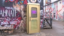 電話ボックスの中は魅惑の世界…ドイツに実在する世界最小ディスコ！