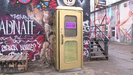 電話ボックスの中は魅惑の世界…ドイツに実在する世界最小ディスコ！