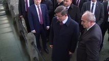 Başbakan Davutoğlu, Ahmet Benler'in Anıtını Ziyaret Etti