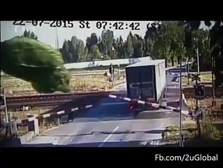 Mira cómo este tren a toda velocidad desbarató un camión de carga