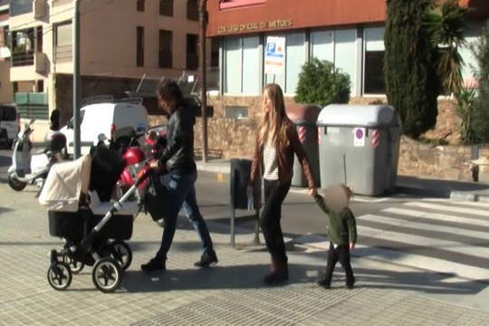 Puyol y Vanesa Lorenzo en el parque con sus hijas