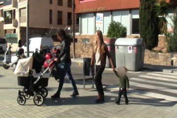 Puyol y Vanesa Lorenzo en el parque con sus hijas