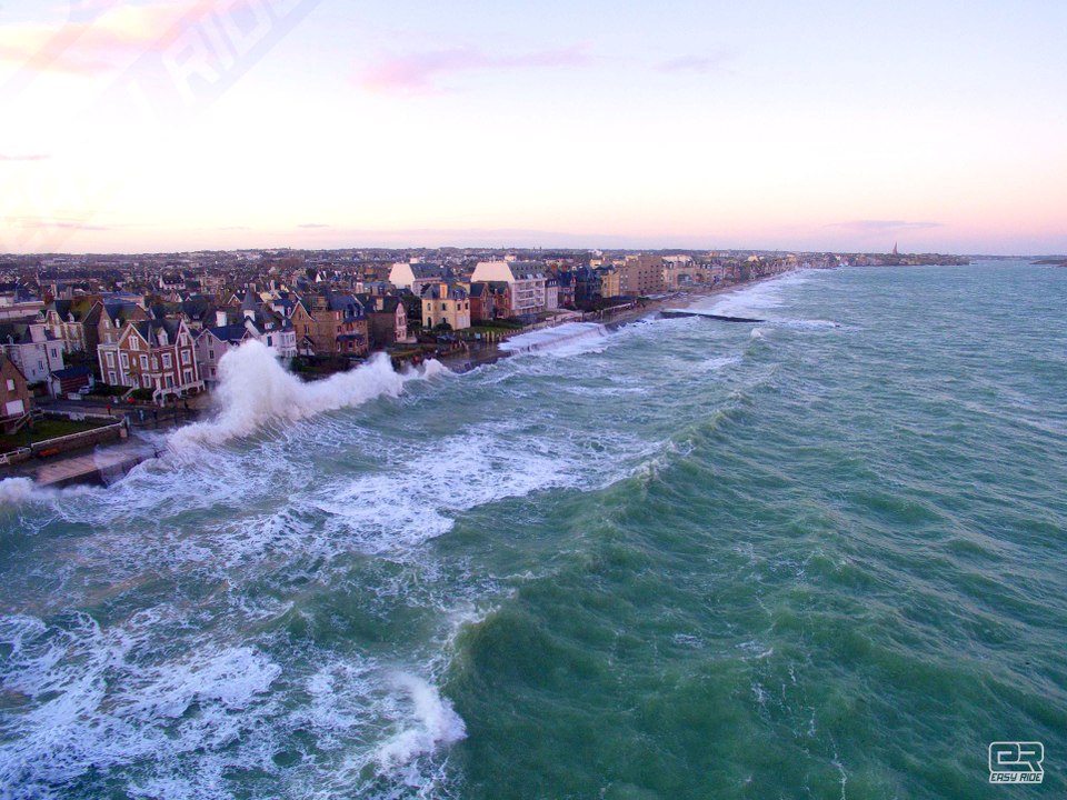 Survol en drone de la Marée Haute à Saint-Malo