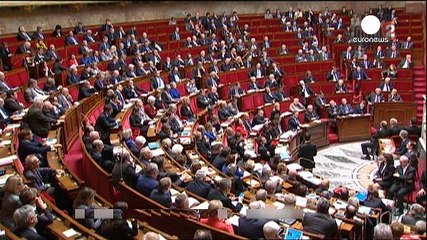 النواب الفرنسيون يوافقون على إسقاط الجنسية عن المدانين بالإرهاب