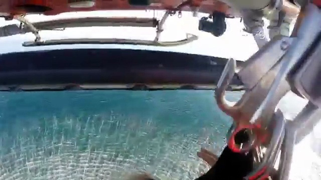 Batan teknenin burnundaki mülteciyi kurtarma anları