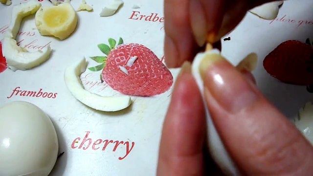 Лебедь из яйца. Карвинг из яйца. Украшения из яйца