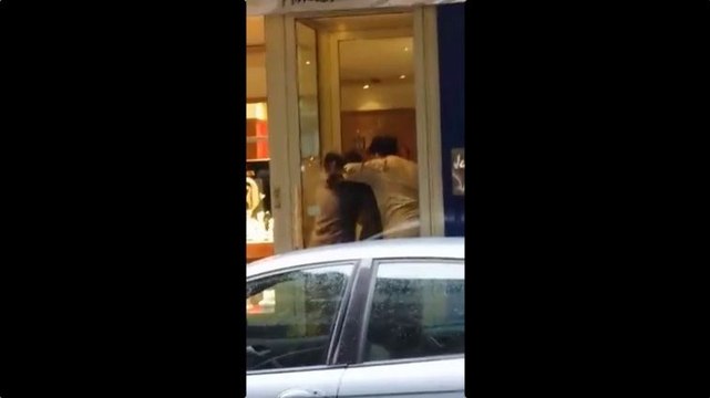 Des braqueurs bloqués dans le sas d'une bijouterie