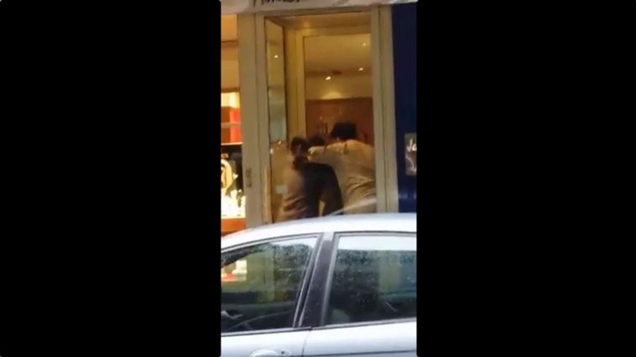 Des braqueurs bloqués dans le sas d'une bijouterie