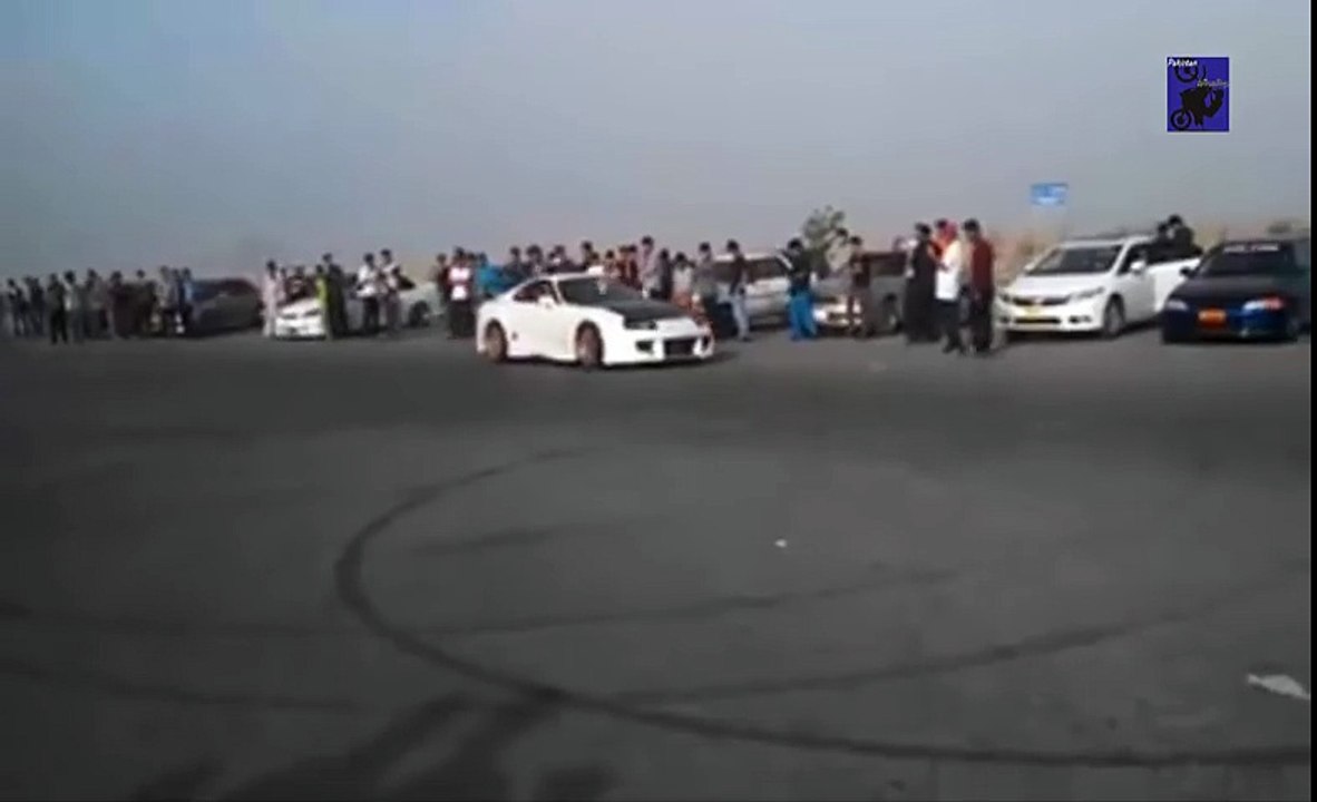 Car Drifting in Pakistan Karachi _ drifting donuts _ ( داخلي خارجي