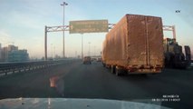 Un camion perd sa remorque sur l'autoroute en Russie