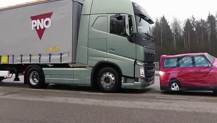 freinage d'urgence d' un camion superlourd