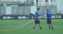 Jogadores do Corinthians se divertem empinando pipa após o treino