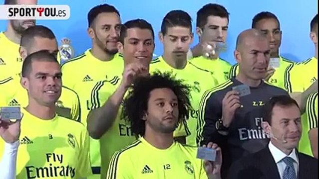 Cristiano Ronaldo bromea con los pelos de Marcelo en un evento del Real Madrid/Cristiano Ronaldo tries to balance card