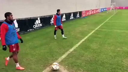A l’entraînement du Bayern, Douglas Costa rentre un improbable coup du foulard sur corner