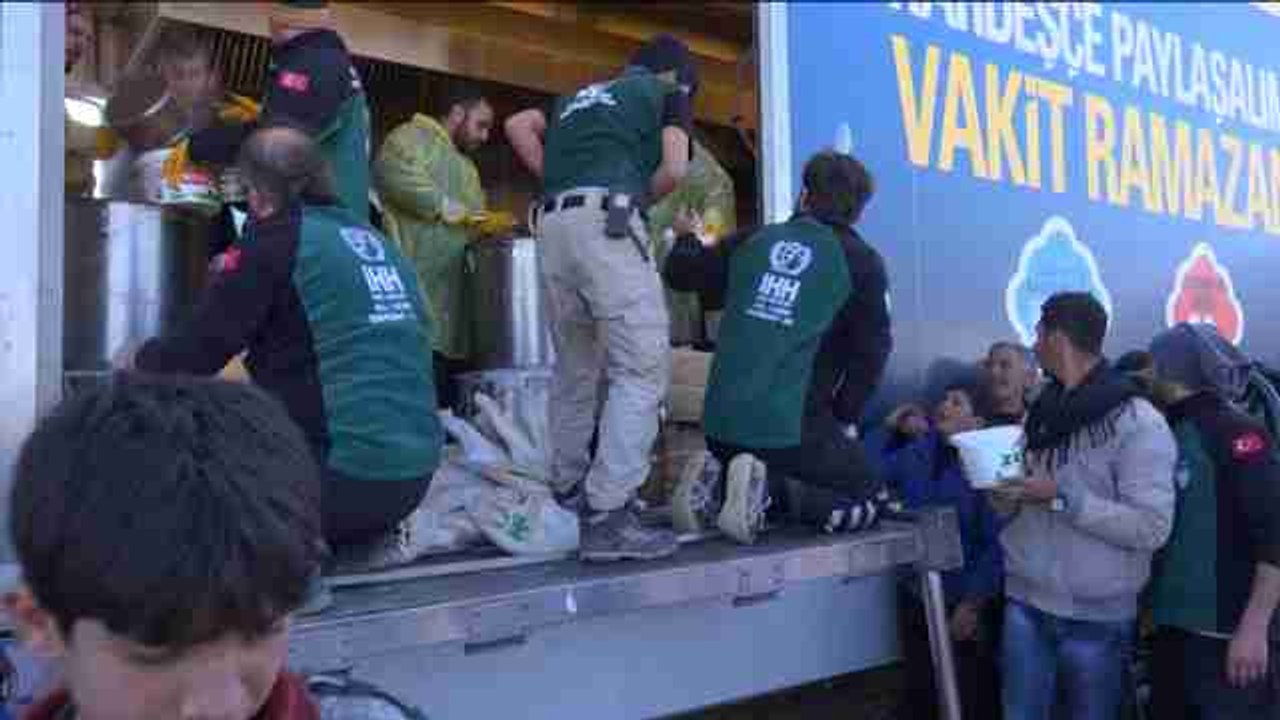 Miles de desplazados sirios se agolpan en campamentos instalos en la frontera de Turquía