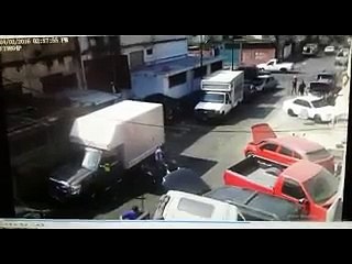 Vea cómo robaron a un funcionario de Protección Civil