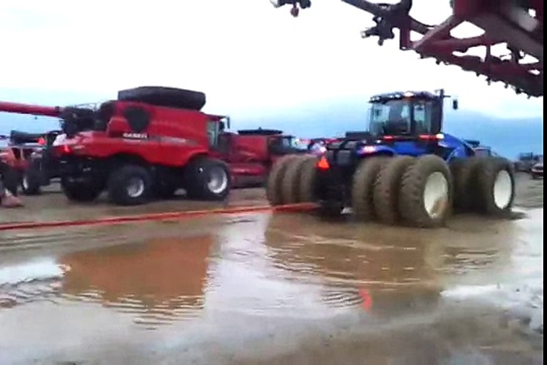 Тракторы – колесный New Holland vs гусеничный Quad Trac, кто сильнее-