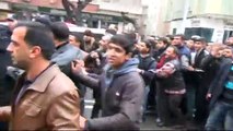 Polis amirinden, biber gazını sıkmakta tereddüt eden memura: Sık lan sık