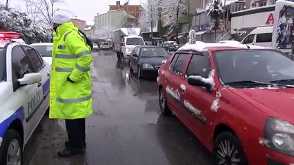 Yolcularla birlikte fabrika bahçesine uçtu