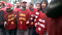 İşten çıkarılan işçiler belediyeye yürümek isteyince arbede çıktı