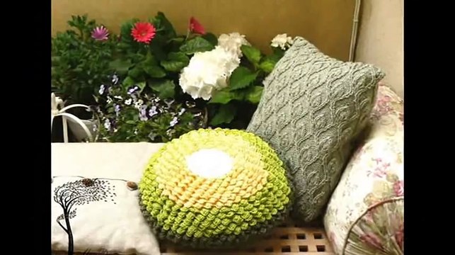 Очень милые подушки вязаные спицами !