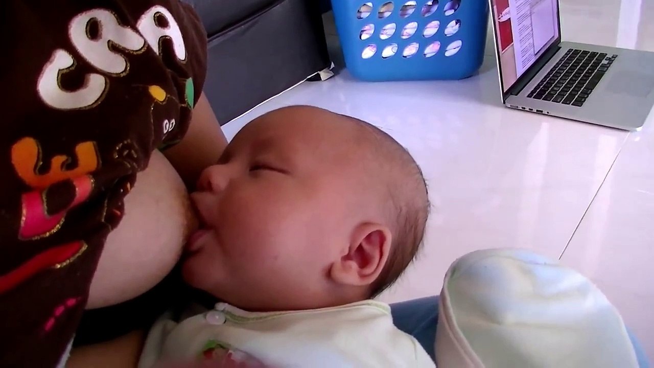 การเลี้ยงลูกด้วยนมแม่ | BREASTFEEDING - BREAST FEEDING NURSING BABY BREAST MILK AT HOME
