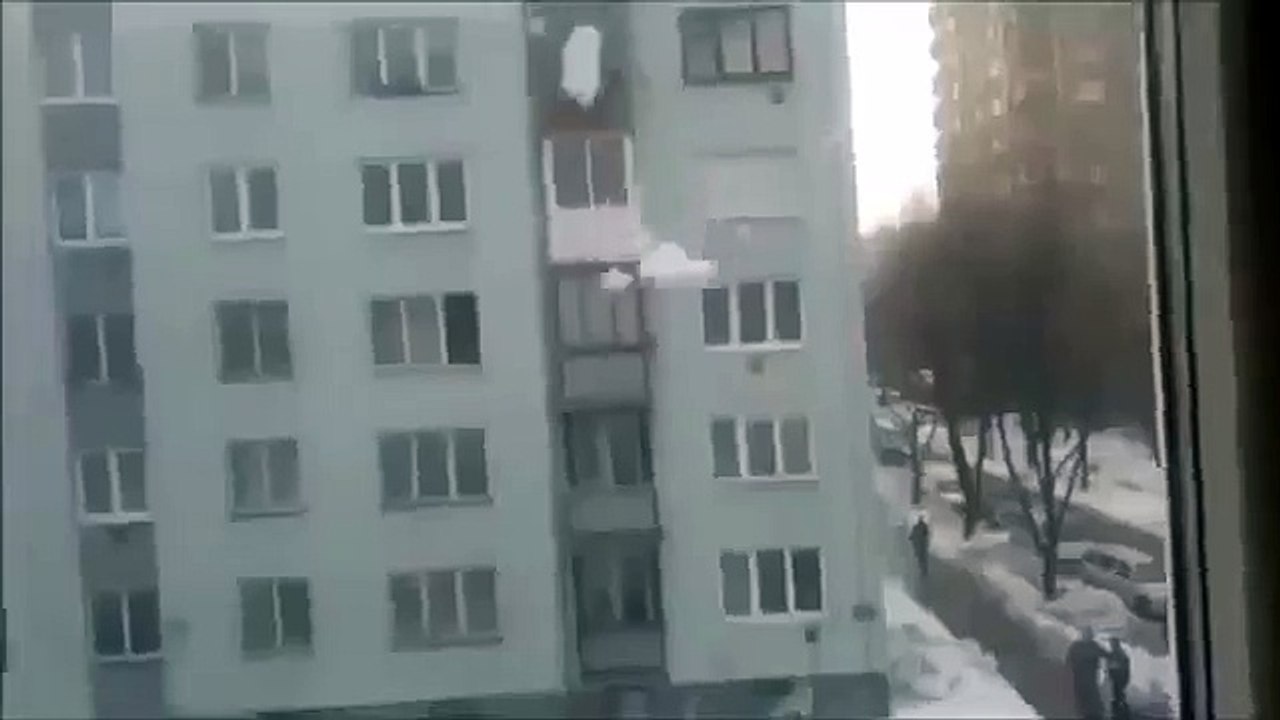 DESPRENDIMIENTO DE NIEVE BRUTAL (360p)