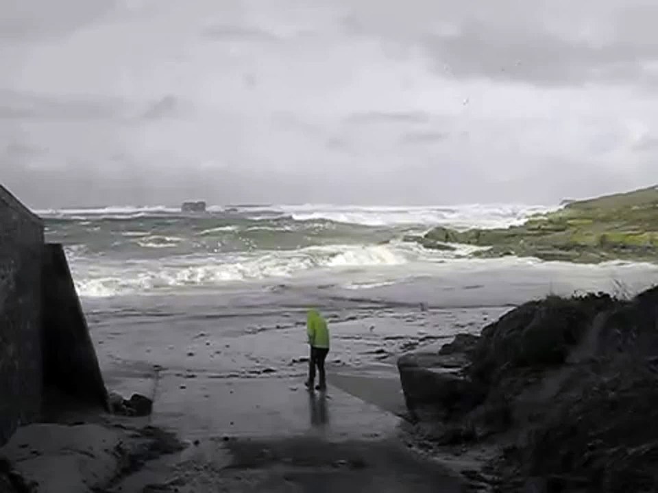 Pareja de jubilados arrastrada por fuerte oleaje del mar en Portsall