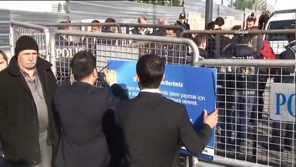 Bank Asya, polis bariyerlerine ‘işlem yapılabiliyor’ tabelası astı